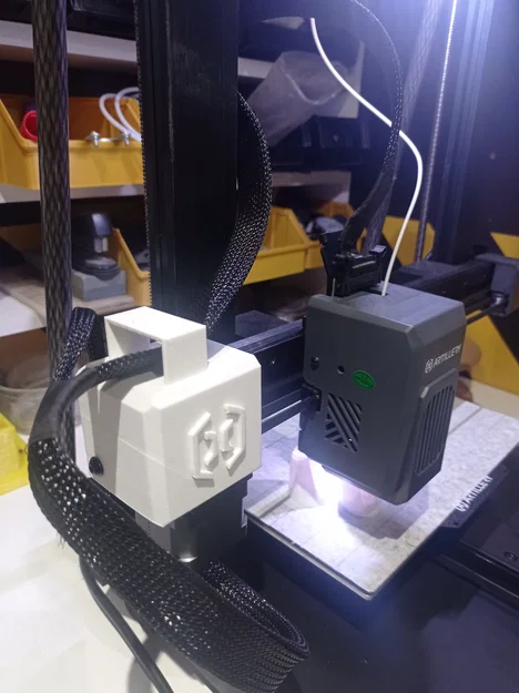 Artillery Sidewinder X4 Pro/Plus - Dẫn hướng dây extruder trên vỏ trái - Image 2