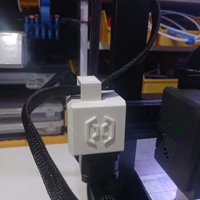 Artillery Sidewinder X4 Pro/Plus - Dẫn hướng dây extruder trên vỏ trái