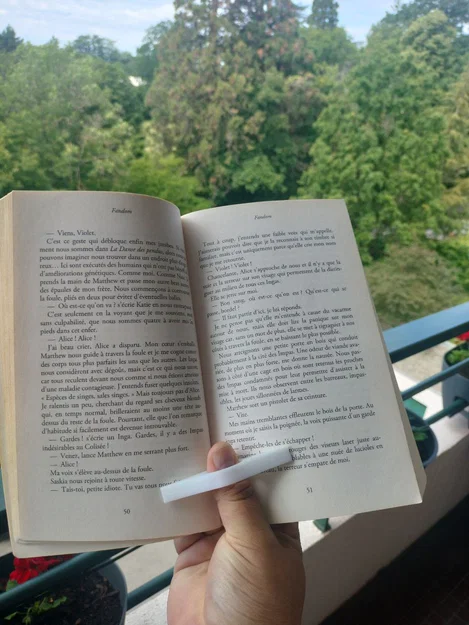 Dụng cụ hỗ trợ giữ sách bằng tay (Thumb Bookmark) in 3D tiện lợi - Image 1