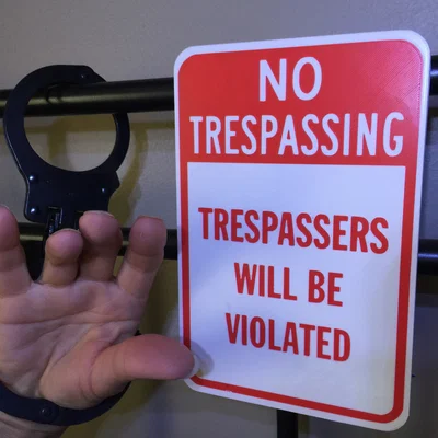 Bảng “No Trespassing” (Cấm Xâm Nhập)