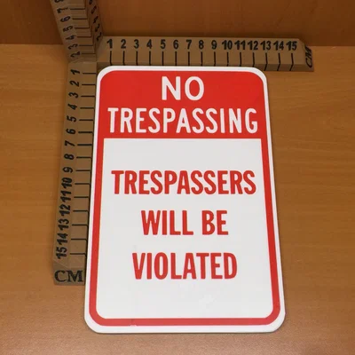 Bảng “No Trespassing” (Cấm Xâm Nhập)