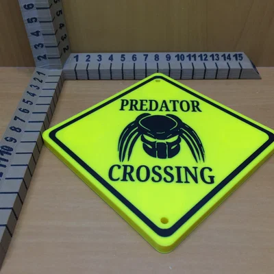 Bảng hiệu “Predator Crossing”