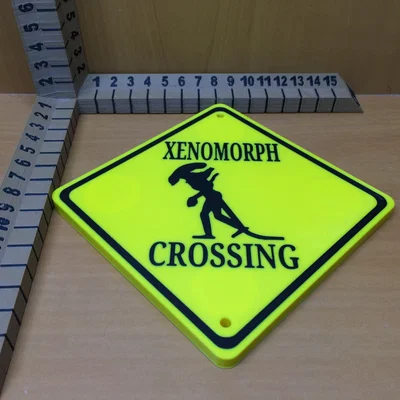 Bảng Cảnh Báo Băng Qua Xenomorph (Xenomorph Crossing Sign)