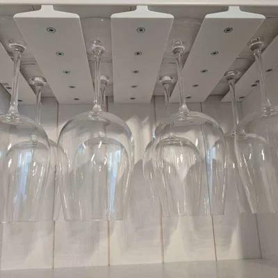 Giá treo ly rượu vang thiết kế in 3D thông minh cho tủ bếp