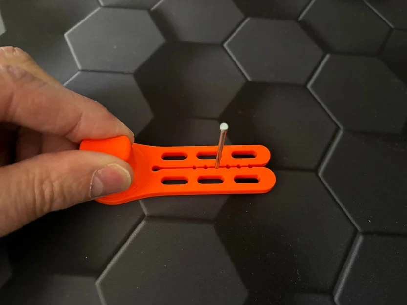 Kẹp giữ đinh bảo vệ ngón tay (Finger saving nails holder) - Image 1