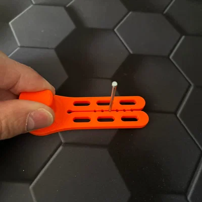 Kẹp giữ đinh bảo vệ ngón tay (Finger saving nails holder)