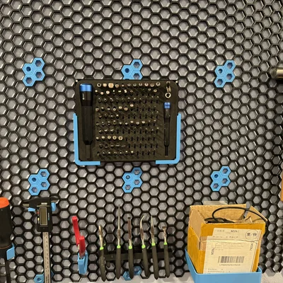 Giá treo bộ dụng cụ iFixit Manta trên bảng Honeycomb Storage Wall