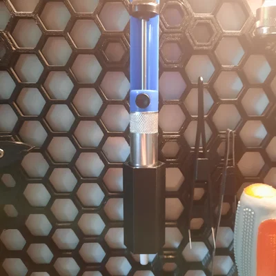 Giá treo ống hút thiếc cho bảng Honeycomb Storage Wall (HSW)