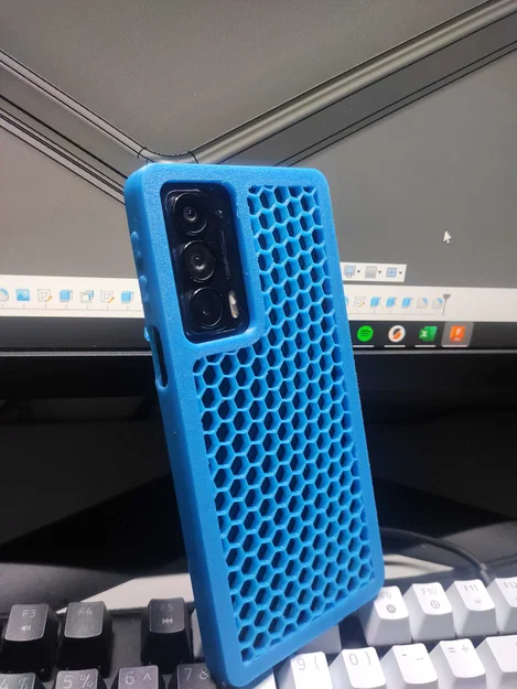 Ốp lưng Motorola Edge 20 họa tiết tổ ong bảo vệ camera - Image 1