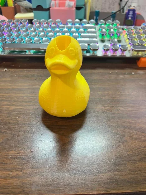 Mô hình chú vịt vàng 3D giữ bật lửa Bic độc đáo - Image 1