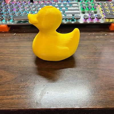 Mô hình chú vịt vàng 3D giữ bật lửa Bic độc đáo