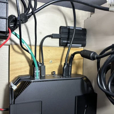 Ngàm gắn ổ cứng Samsung T7 Shield cố định dưới bàn làm việc