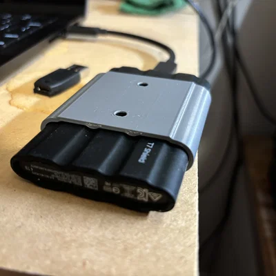 Ngàm gắn ổ cứng Samsung T7 Shield cố định dưới bàn làm việc