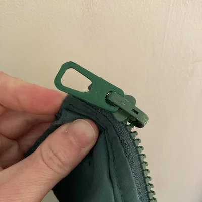 Tay kéo khóa kéo có chốt (Locking Zipper Pull Tab)