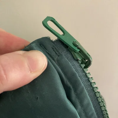 Tay kéo khóa kéo có chốt (Locking Zipper Pull Tab)