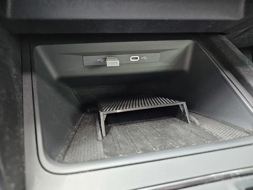 Kệ để hộc sạc QI phía trước cho Cupra/Seat Leon - Image 1