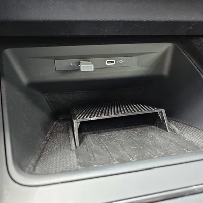 Kệ để hộc sạc QI phía trước cho Cupra/Seat Leon