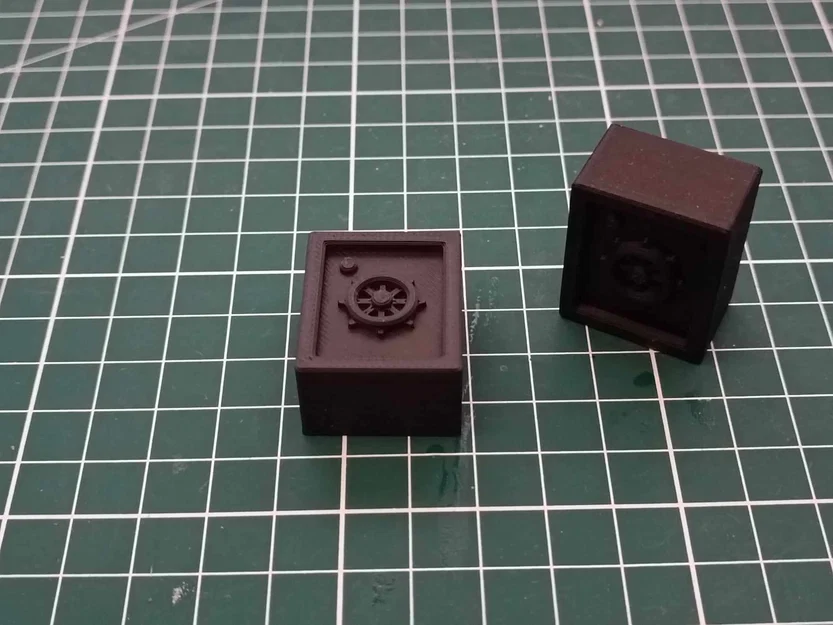 Mô hình két sắt mini TTRPG Strongbox 1x1 inch cho bàn cờ game - Image 1
