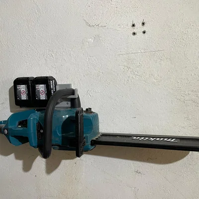 Giá treo tường cho máy cưa xích Makita DUC353 - Giải pháp gọn gàng