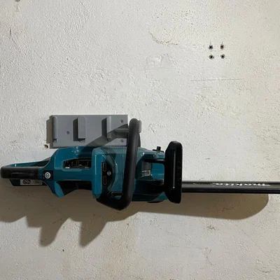 Giá treo tường cho máy cưa xích Makita DUC353 - Giải pháp gọn gàng