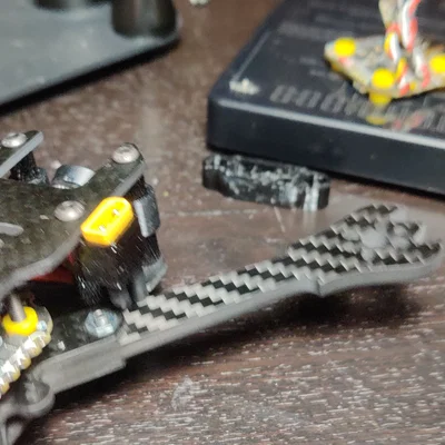 Ngàm cố định cổng nguồn XT30 cho khung drone Grinderino