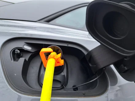 Giá đỡ cửa cổng sạc xe điện EV ID4 (dòng ID4 và ID) - Image 1