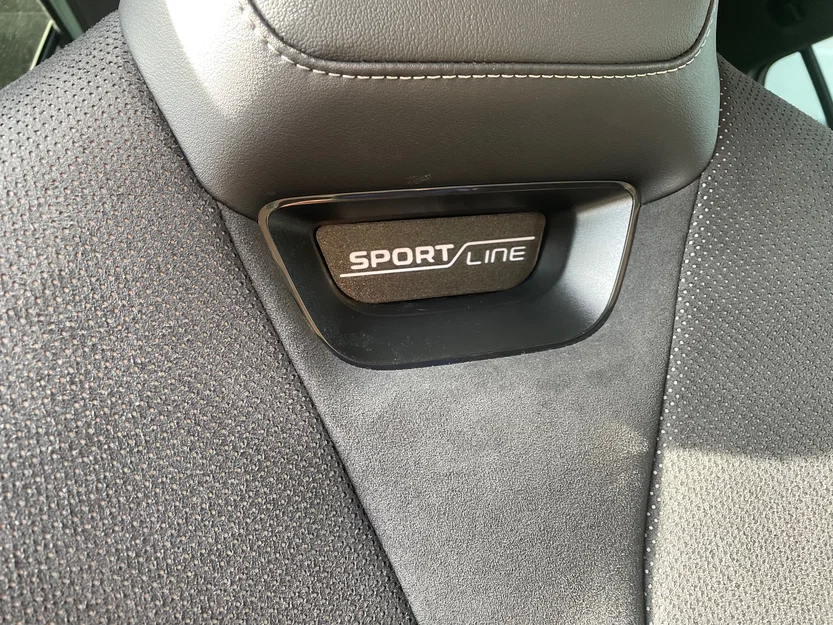 Skoda Enyaq IV Sportline - Giá đỡ tablet gắn tựa đầu - Image 1