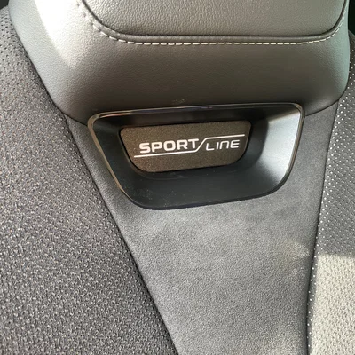 Skoda Enyaq IV Sportline - Giá đỡ tablet gắn tựa đầu