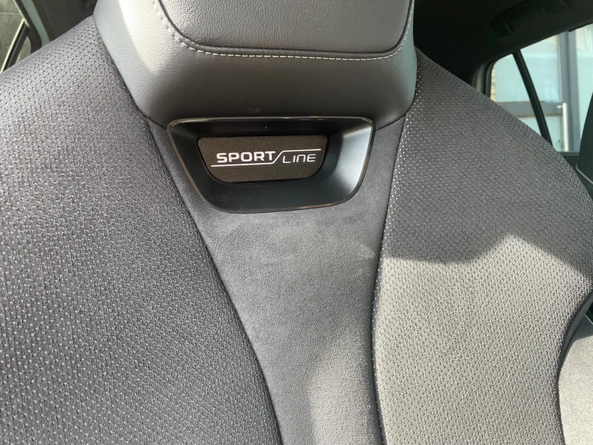Skoda Enyaq IV Sportline - Giá đỡ tablet gắn tựa đầu - Image 4