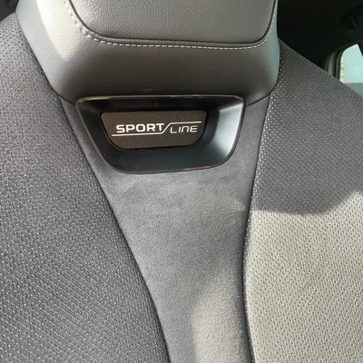 Skoda Enyaq IV Sportline - Giá đỡ tablet gắn tựa đầu