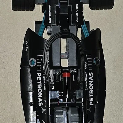 Giá treo tường tối ưu cho mô hình Lego F1 Mercedes 42165