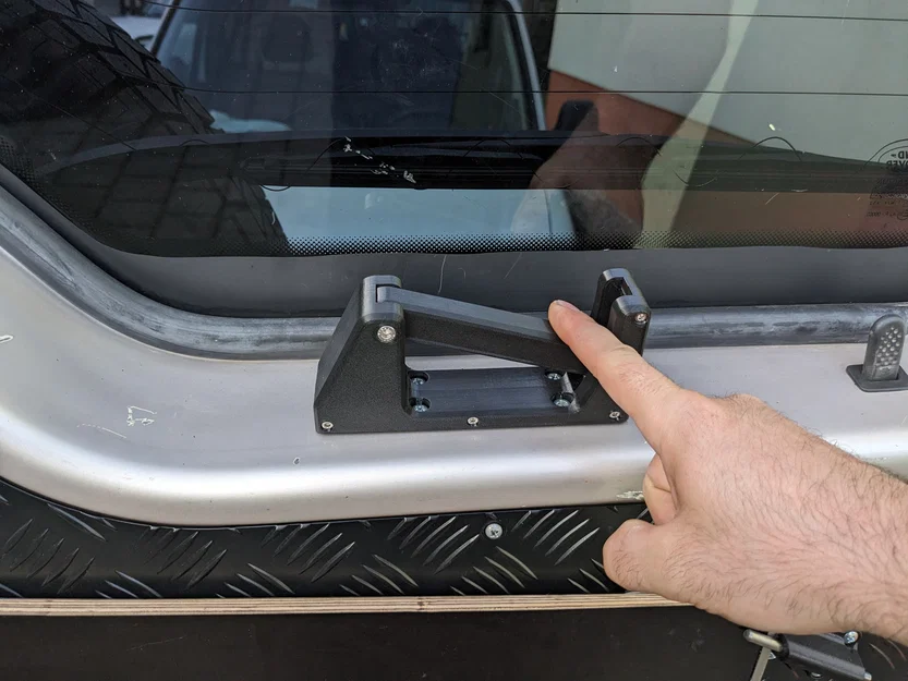 Tay nắm trong cửa sau Land Rover Discovery 2 dời lên vị trí cao hơn - Image 1