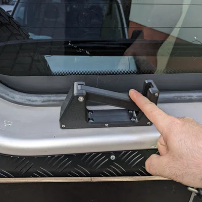 Tay nắm trong cửa sau Land Rover Discovery 2 dời lên vị trí cao hơn