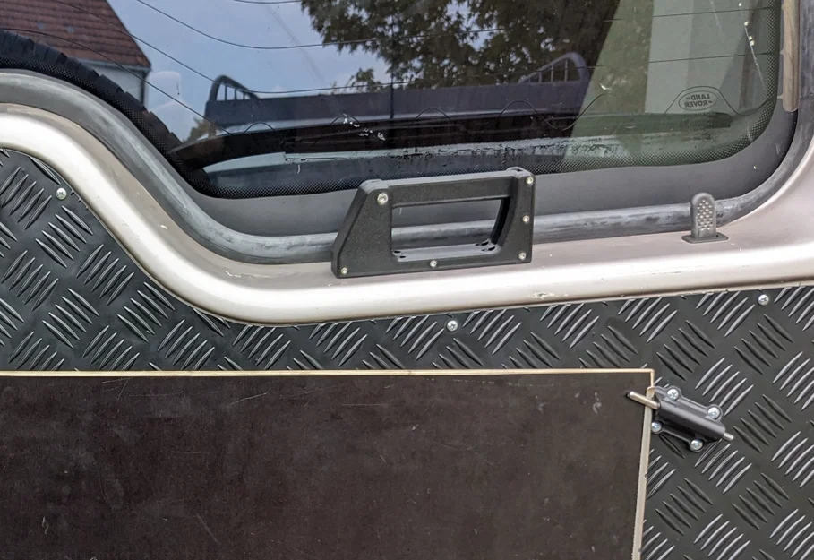 Tay nắm trong cửa sau Land Rover Discovery 2 dời lên vị trí cao hơn - Image 2