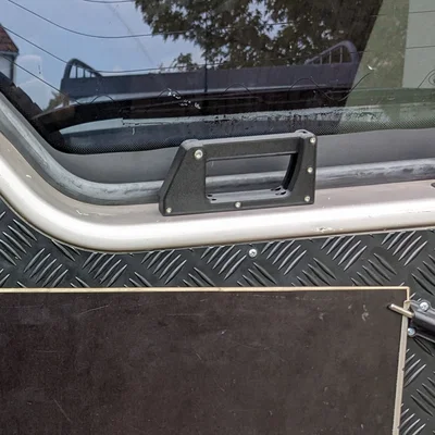 Tay nắm trong cửa sau Land Rover Discovery 2 dời lên vị trí cao hơn