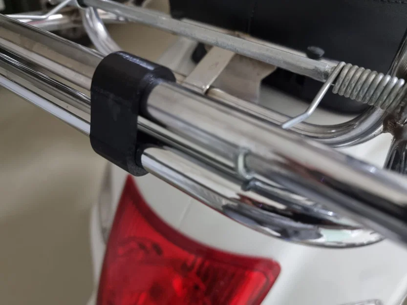 Kẹp giữ baga Vespa & Bushing baga Vespa (Vespa rack hold down clip/bushing) - Image 1