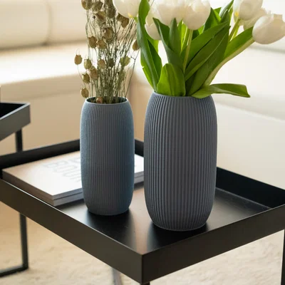 Bình hoa thanh lịch với họa tiết gân nổi