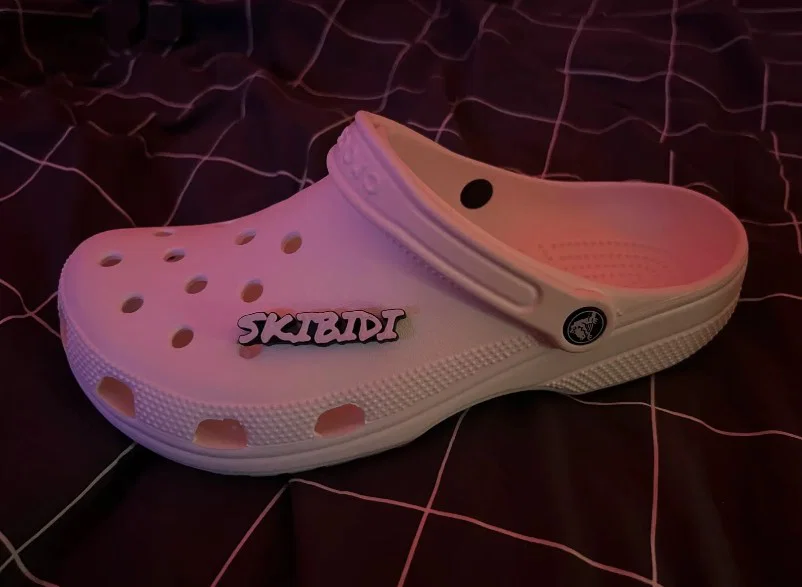 Phụ kiện trang trí dép Crocs chữ Skibidi cực chất - Image 1