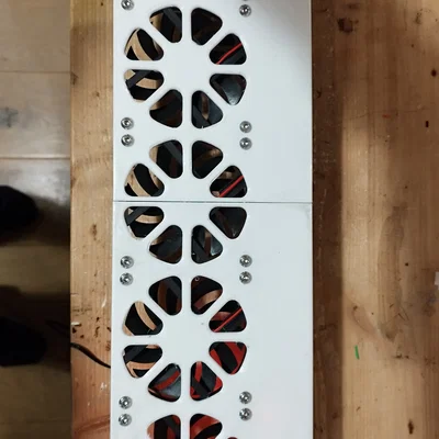 Tản nhiệt bổ sung cho inverter DEYE 8/10/12kW (trên) với 5 quạt 80mm