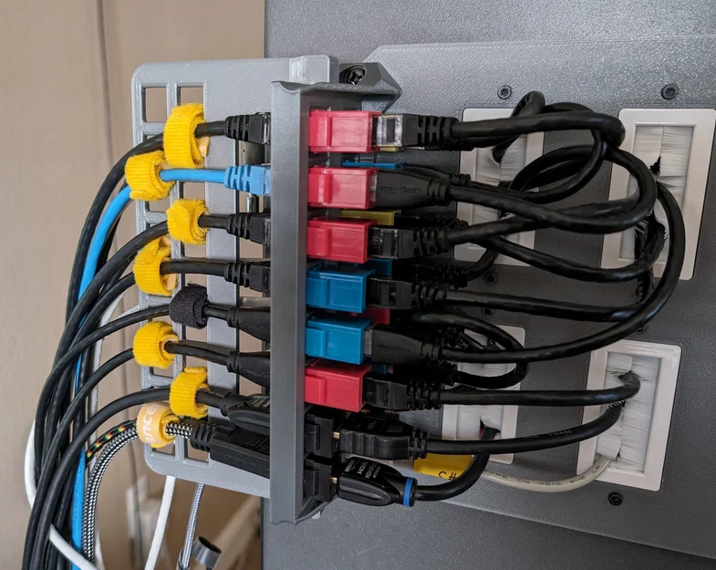 Patch panel Keystone 16 cổng kèm strain relief cho cáp - Image 1