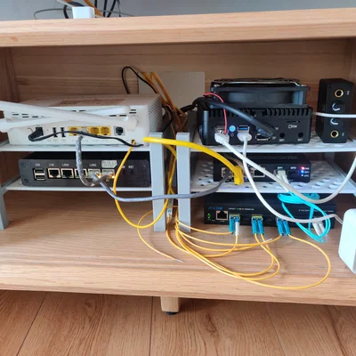 Kệ 3D đa năng sắp xếp router và thiết bị mạng gia đình