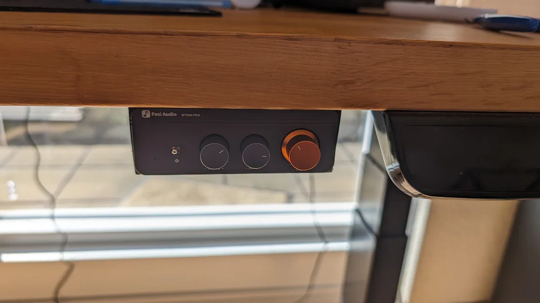 Giá treo Fosi Audio BT20A Pro lắp dưới bàn làm việc - Image 1