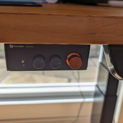 Giá treo Fosi Audio BT20A Pro lắp dưới bàn làm việc