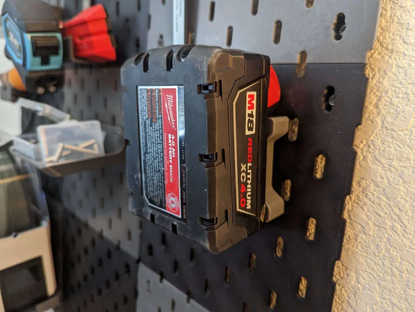 Giá treo pin Milwaukee M18 (có/không khóa) cho Skadis/Pegboard - Image 1