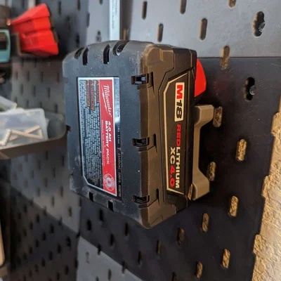 Giá treo pin Milwaukee M18 (có/không khóa) cho Skadis/Pegboard
