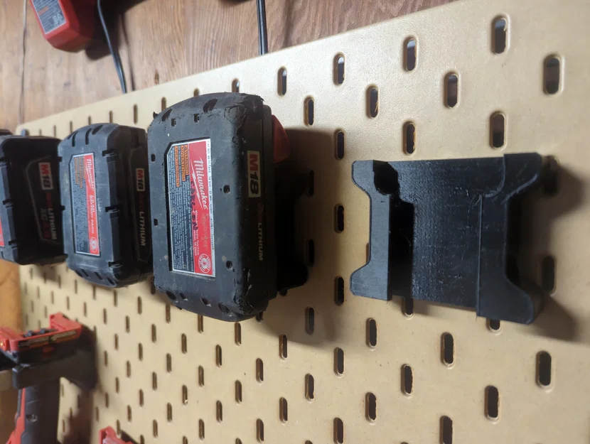 Giá treo pin Milwaukee M18 trên bảng Skadis (Đã cải tiến độ dày) - Image 1