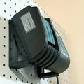 Giá treo sạc pin Makita DC18SD cho Pegboard & tường - Thumbnail 1