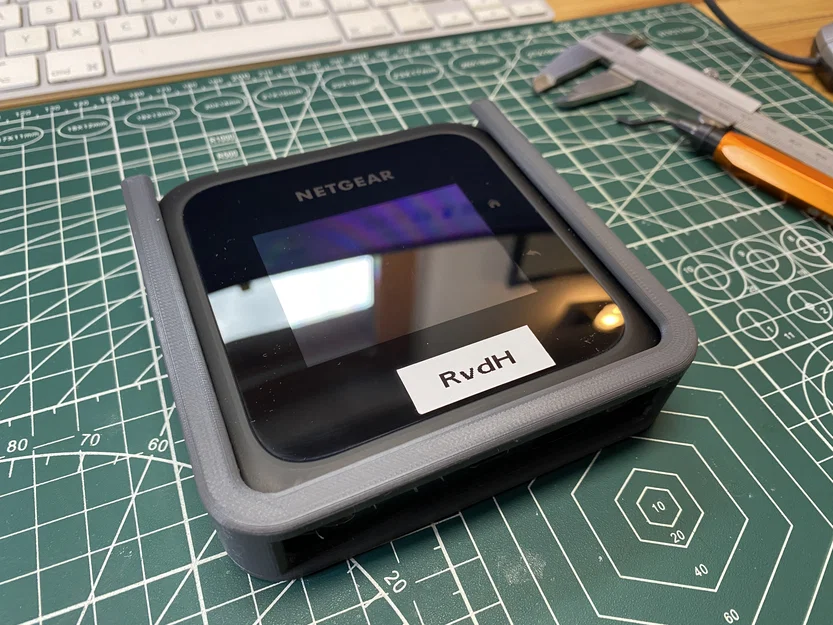Giá treo tường cho Netgear Nighthawk M6 - Image 3