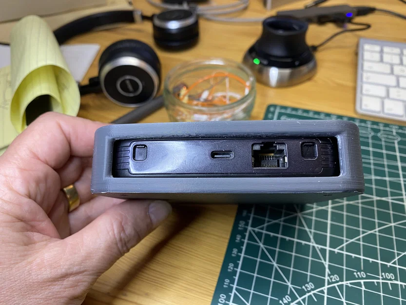 Giá treo tường cho Netgear Nighthawk M6 - Image 6