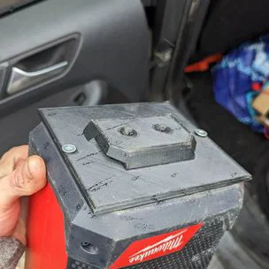 Adapter gắn radio Milwaukee M12 vào hệ thống Packout (In 3D)